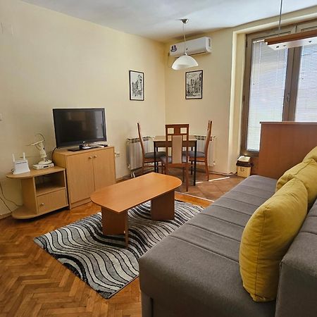 Lovely Square Apartment Purple Velvet Üsküp Dış mekan fotoğraf