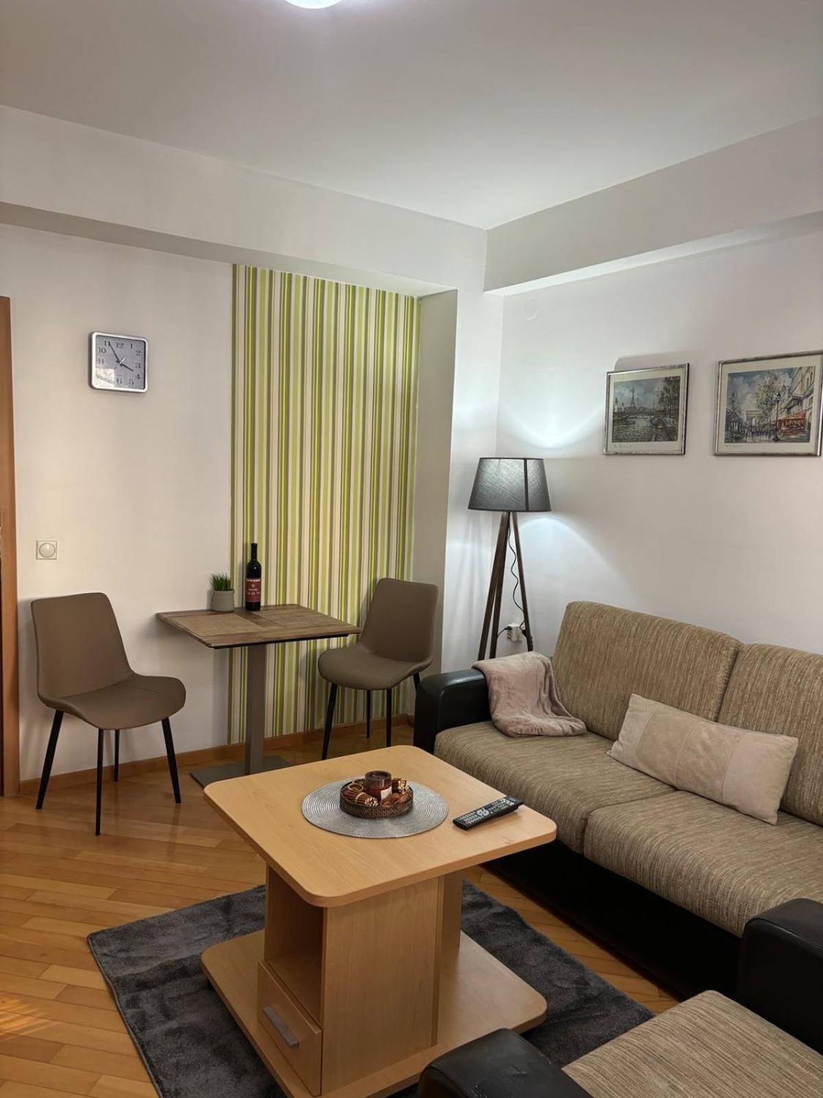 Lovely Square Apartment Purple Velvet Üsküp Dış mekan fotoğraf