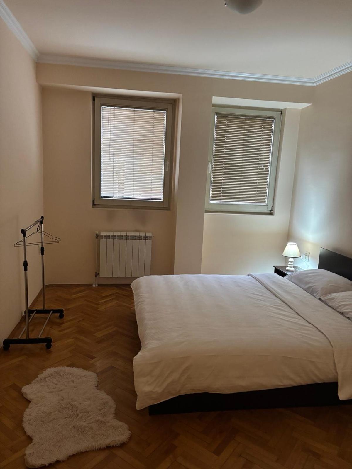 Lovely Square Apartment Purple Velvet Üsküp Oda fotoğraf