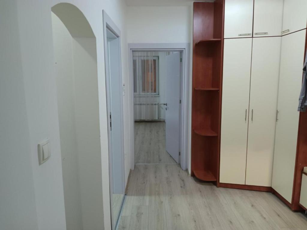 Lovely Square Apartment Purple Velvet Üsküp Oda fotoğraf