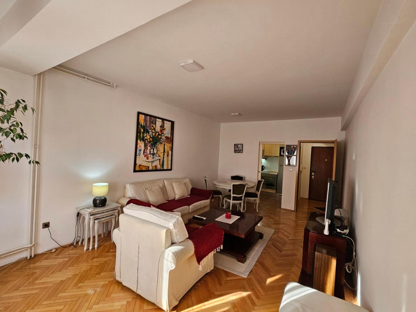 Lovely Square Apartment Purple Velvet Üsküp Dış mekan fotoğraf