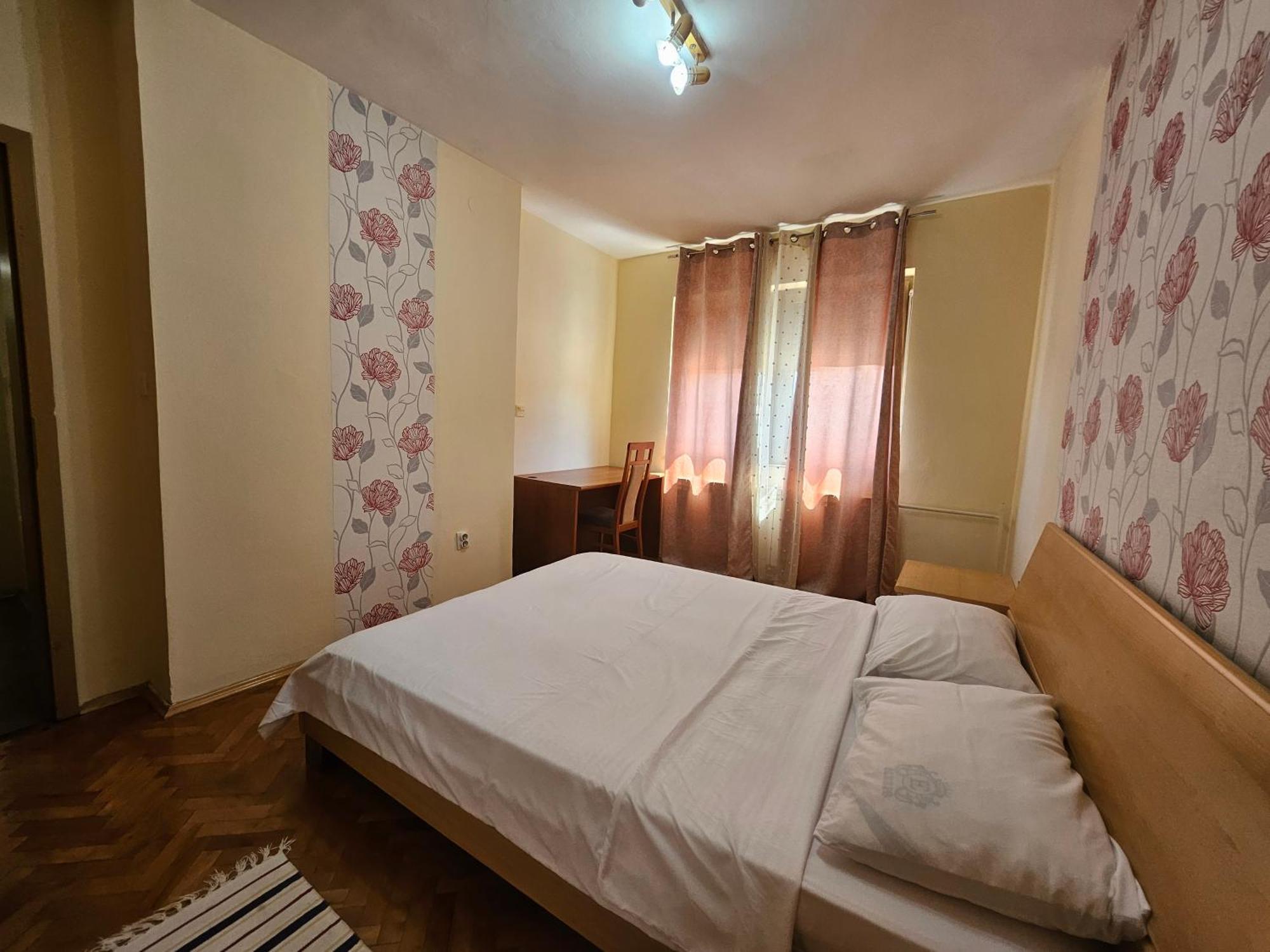 Lovely Square Apartment Purple Velvet Üsküp Oda fotoğraf
