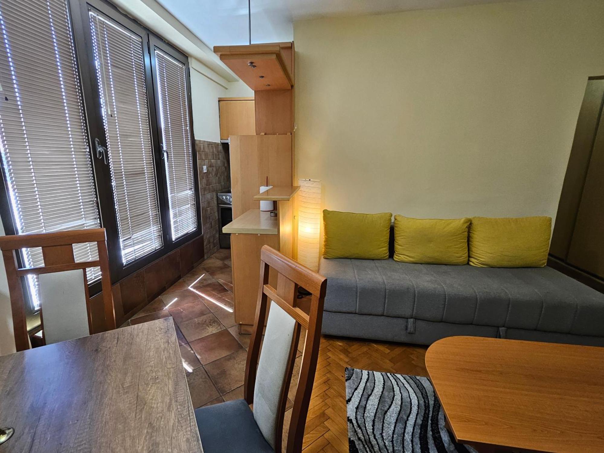 Lovely Square Apartment Purple Velvet Üsküp Oda fotoğraf